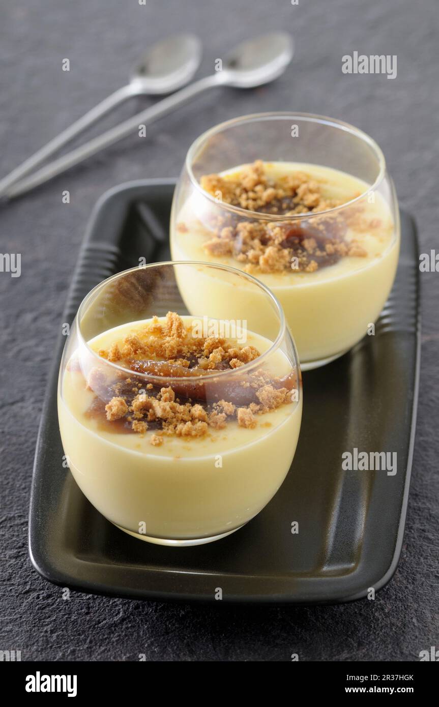 Panna cotta con crema di castagne e Spekulatius speziato crostini di Natale Foto Stock