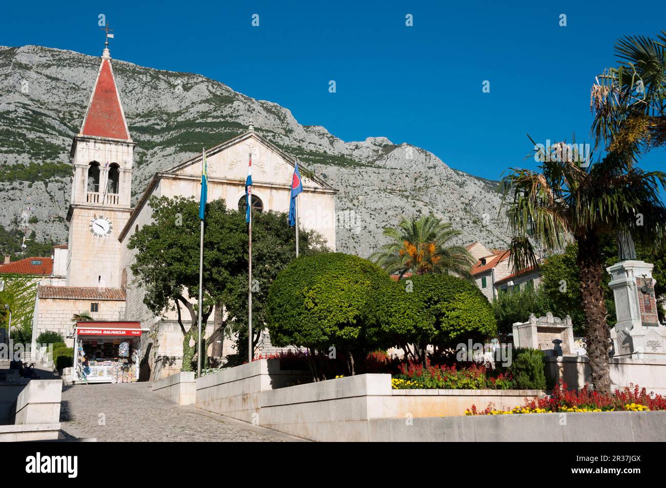 Piazza Kacic con la chiesa di Sveti Marco, Makarska, Riviera di Makarska, Dalmazia, Croazia, Mare Adriatico, Mar Adriatico, Trg Kaciceva Foto Stock