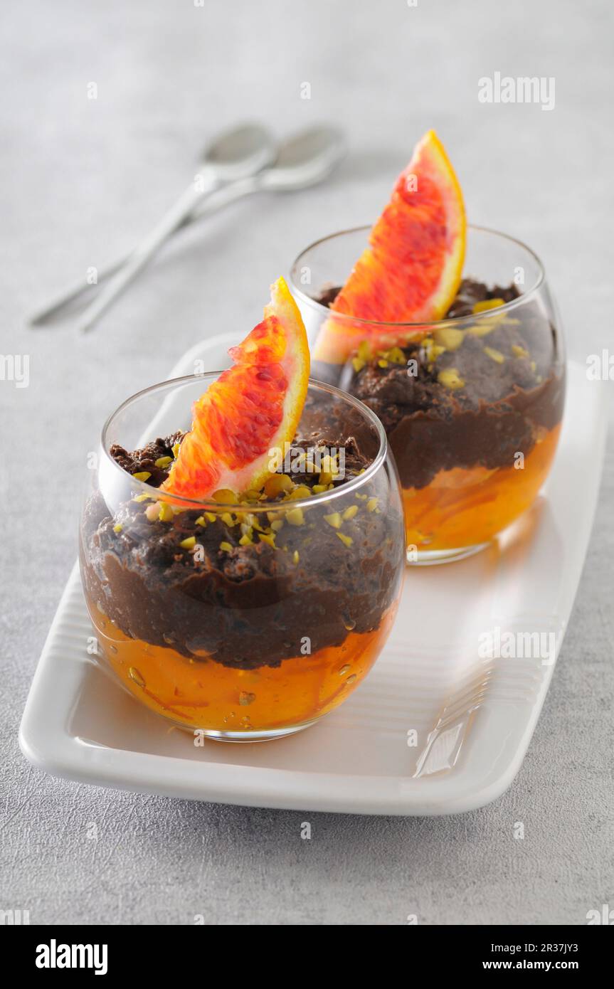Pot de cream (dessert al cioccolato, Francia) sulla marmellata d'arancia Foto Stock