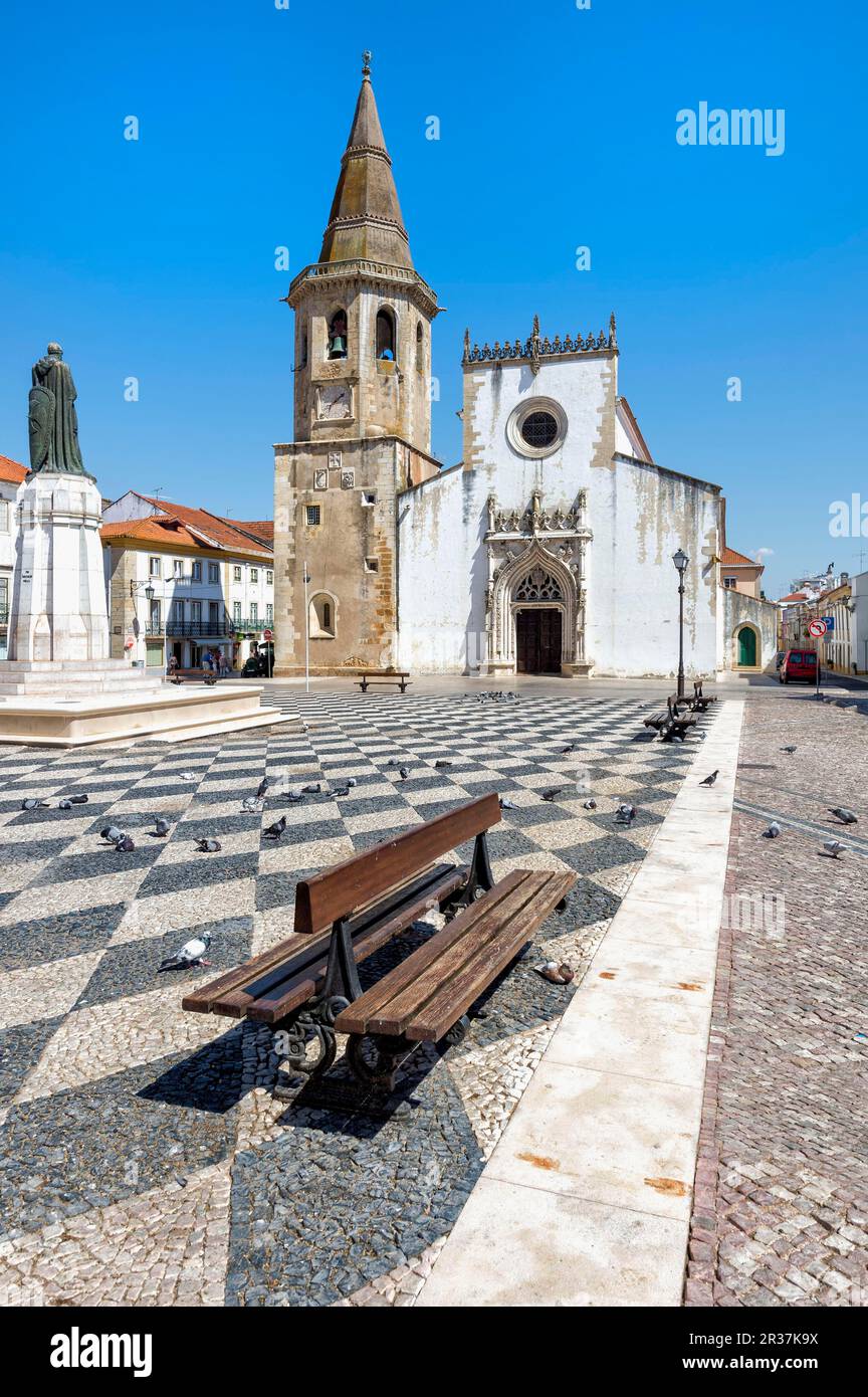 Chiesa di San Giovanni Battista e Piazza della Repubblica, Tomar, Estremadura, Ribatejo, Portogallo Foto Stock