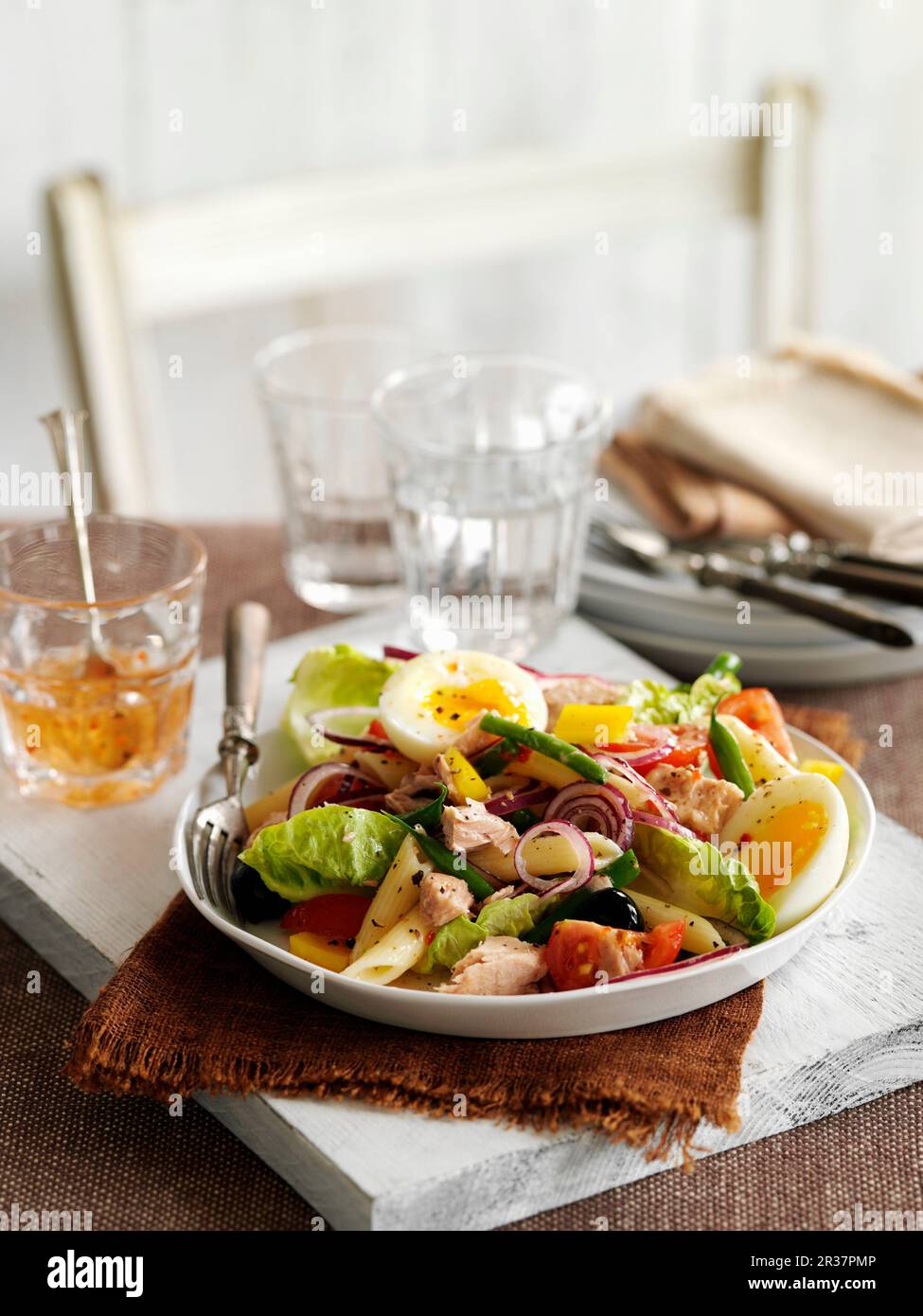 Insalata Nizza con tonno e uova Foto Stock