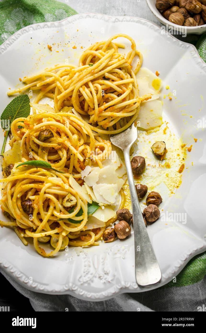 Spaghetti di zucca alla carbonara con salvia e nocciole tostate Foto Stock