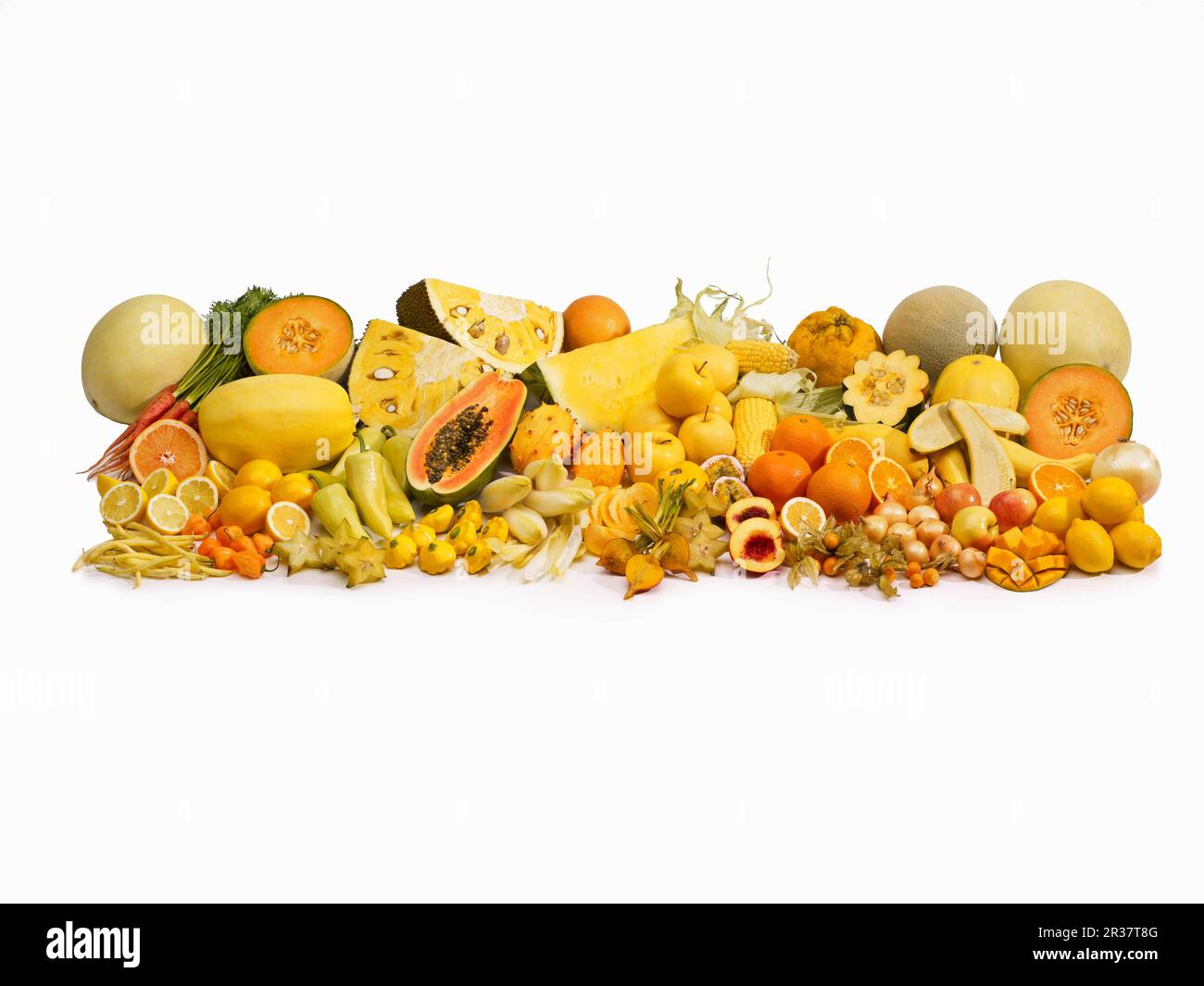 Giallo la frutta e la verdura di fronte a uno sfondo bianco Foto Stock