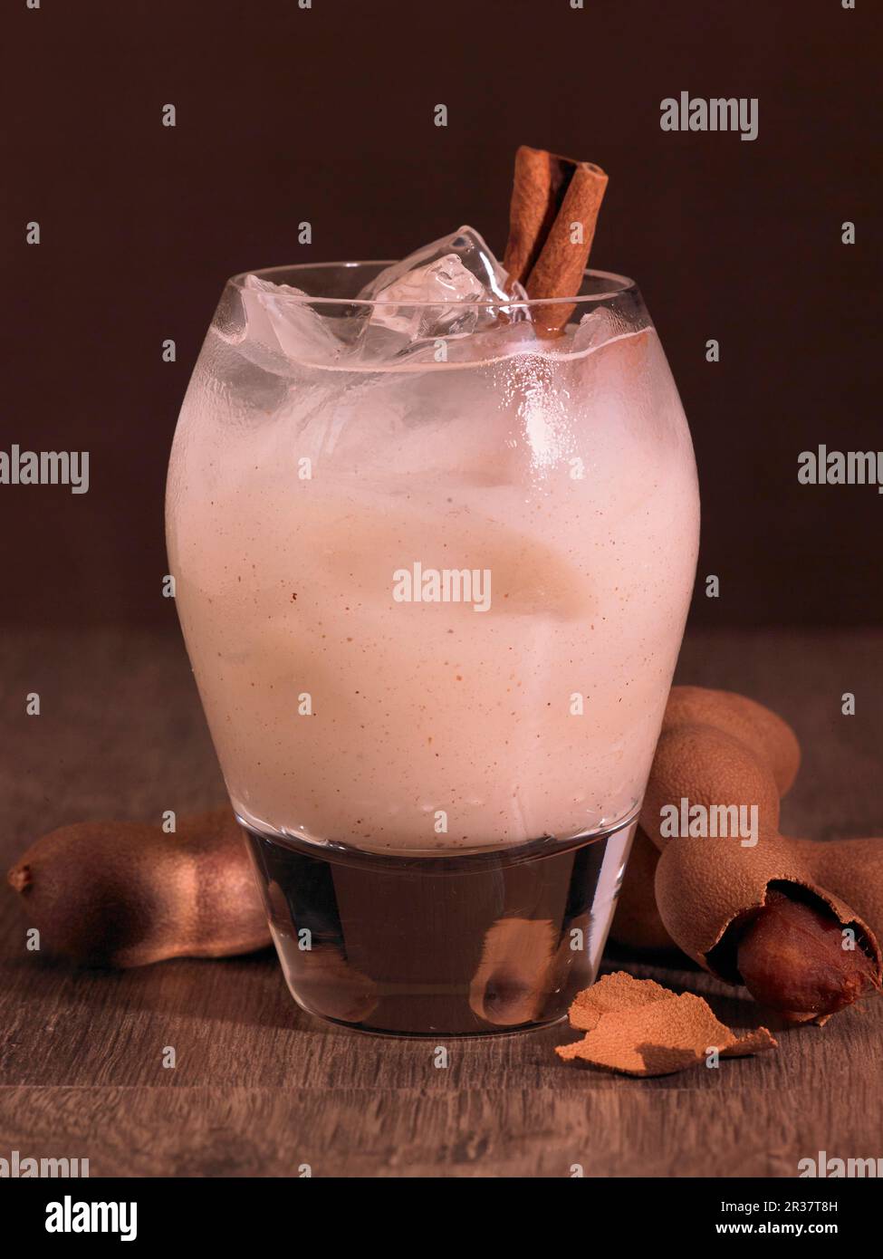 Una bevanda con succo di tamarindo rosa Foto Stock