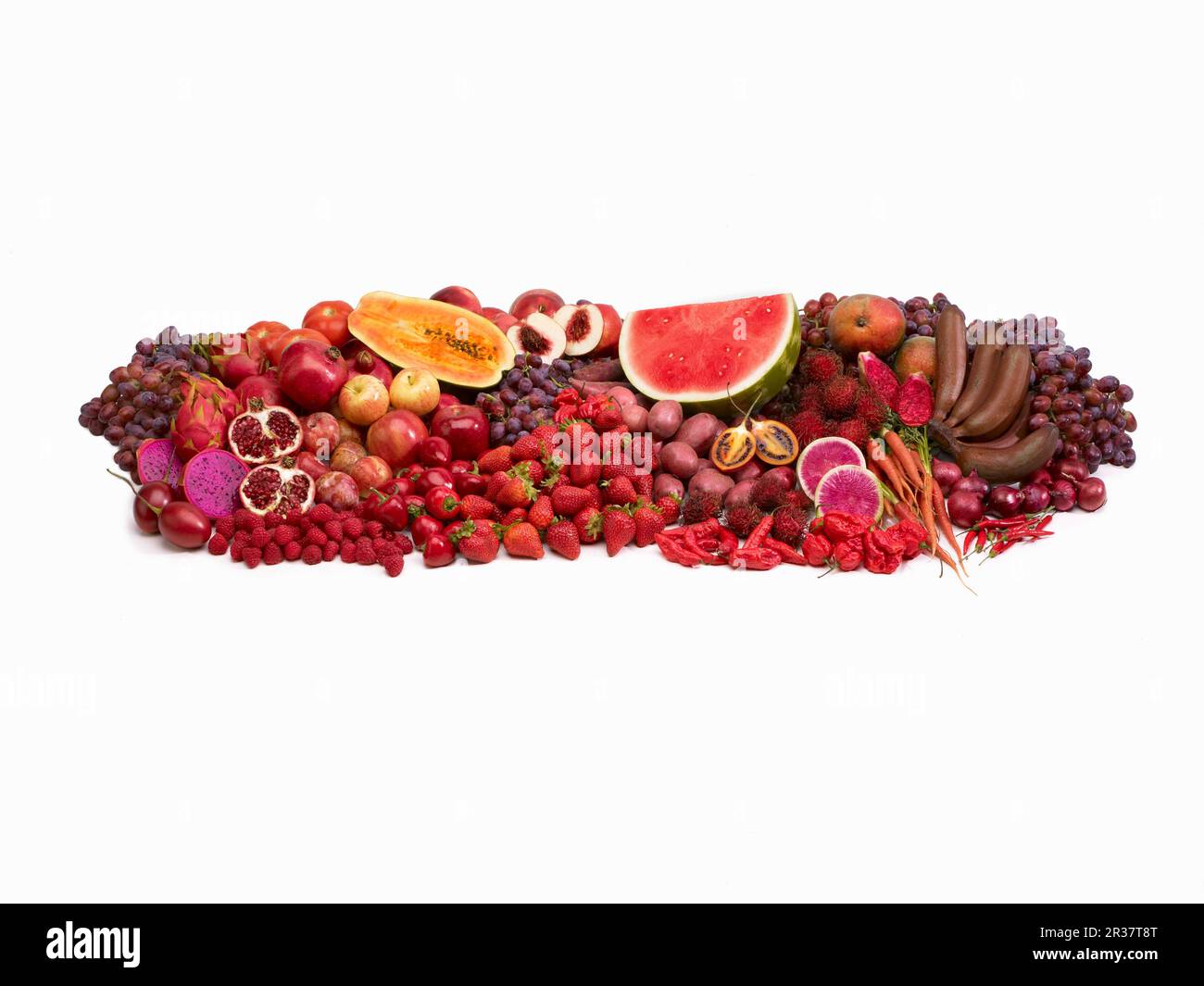 Frutta e verdura rossa di fronte a uno sfondo bianco Foto Stock