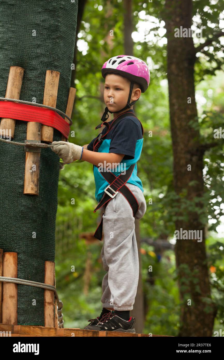 Bambino in un parco giochi avventura Foto Stock