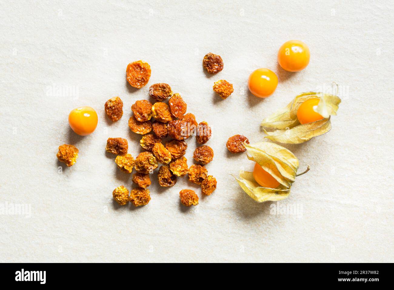 Physalis secchi e freschi su sfondo bianco (vista dall'alto) Foto Stock