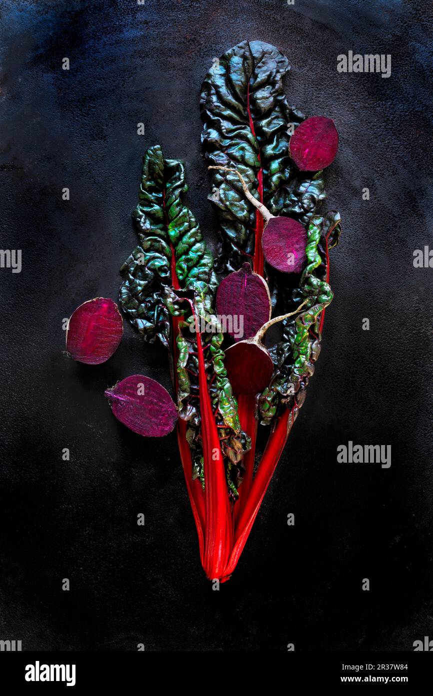 La barba rossa e le barbabietole si trovano davanti a uno sfondo nero Foto Stock
