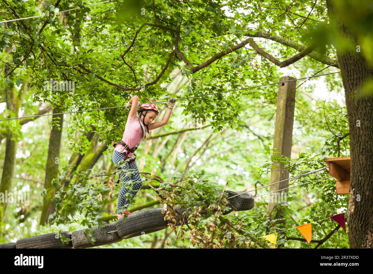 Bambino in un parco giochi avventura Foto Stock