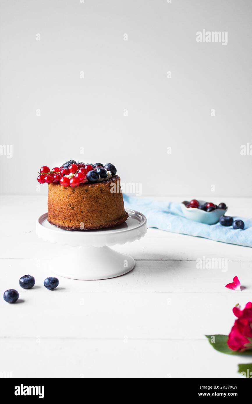Una torta senza glutine piena di frutta fresca e crema Foto Stock