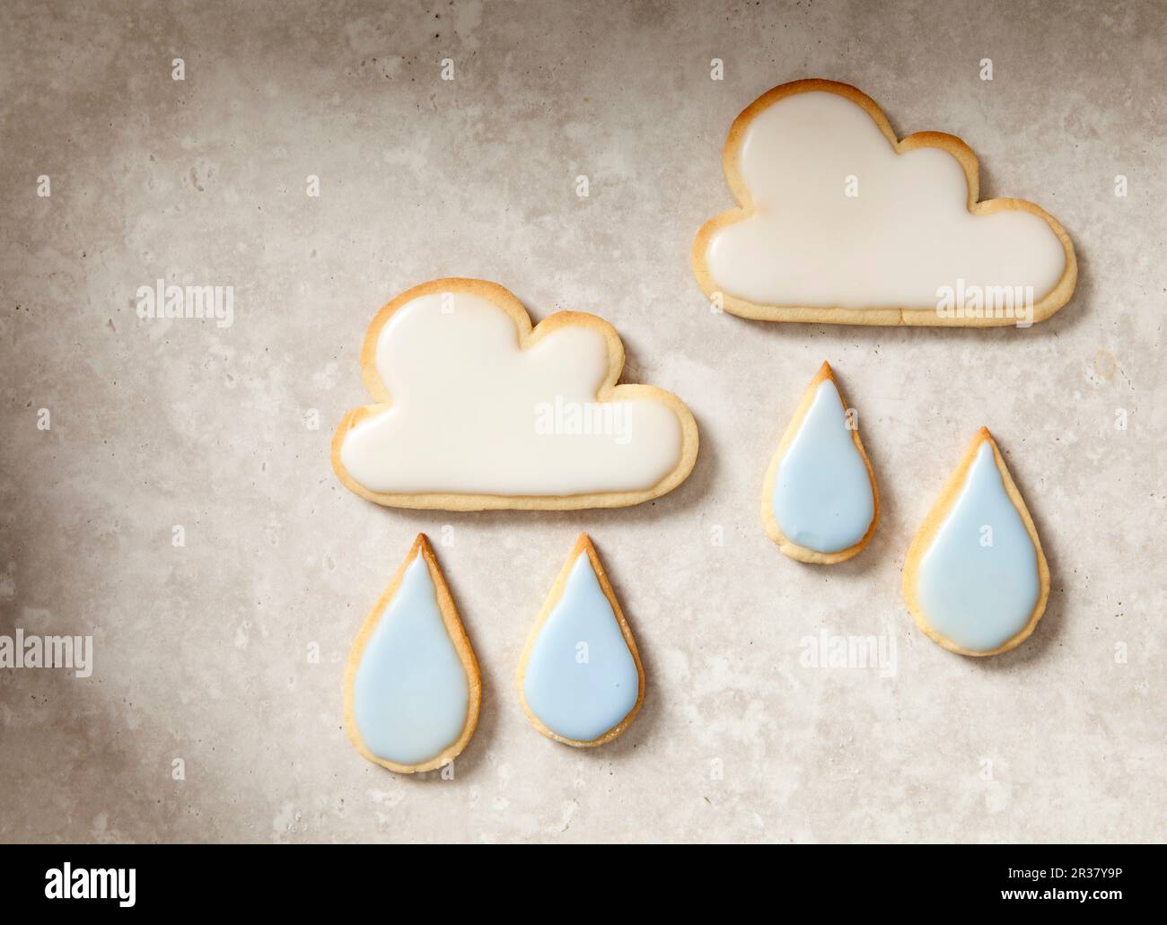 Aprile: Cloud e raindrop i cookie Foto Stock