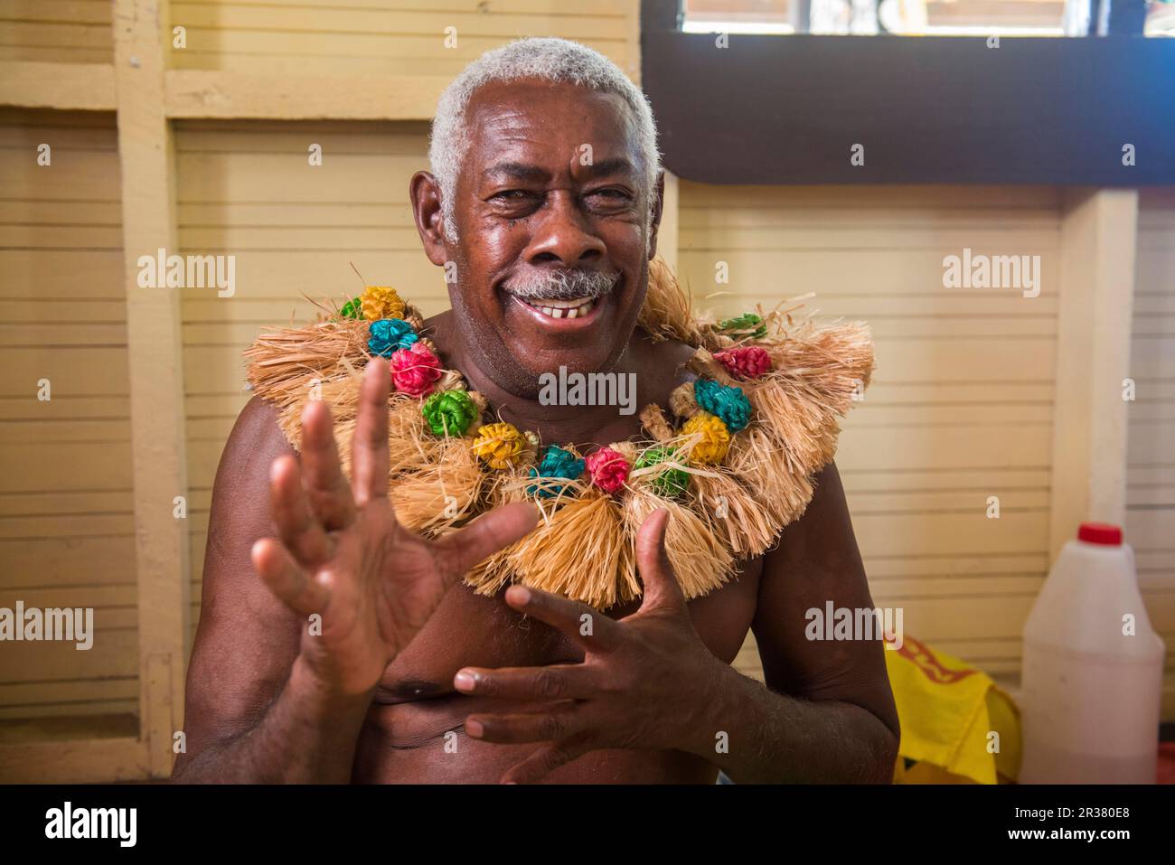 Uomo alla cerimonia di Kava, isola di Yanuya, isole di Mamanuca, Figi Foto Stock