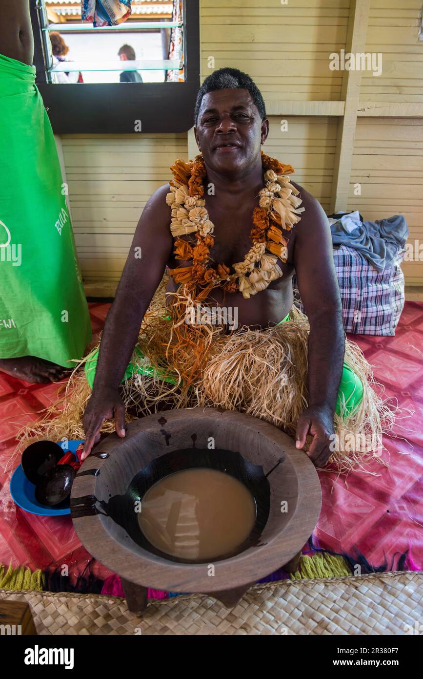 Uomo alla cerimonia di Kava, isola di Yanuya, isole di Mamanuca, Figi Foto Stock