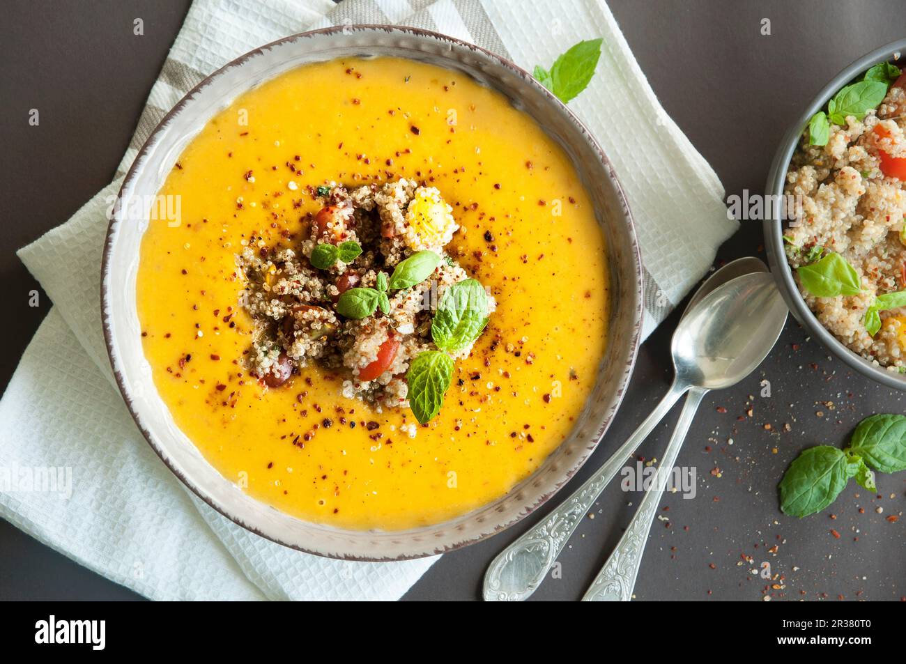 La zucca minestra di quinoa (visto da sopra) Foto Stock