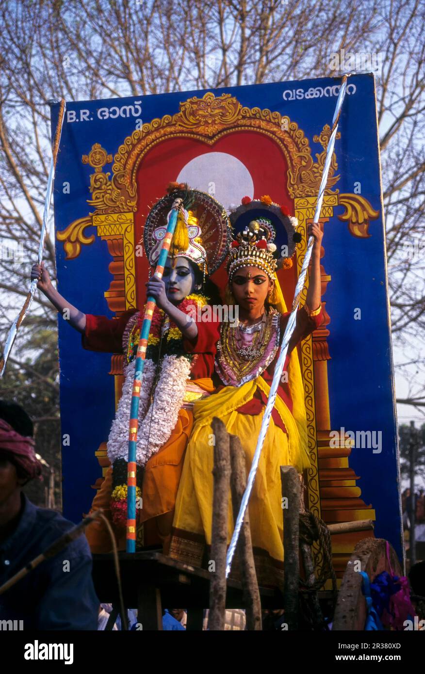 Artisti di dramma in una processione di festival vestita come Lord Krishna con la sua consorte Radha a Thrissur Trichur, Kerala, India del Sud, India, Asia Foto Stock