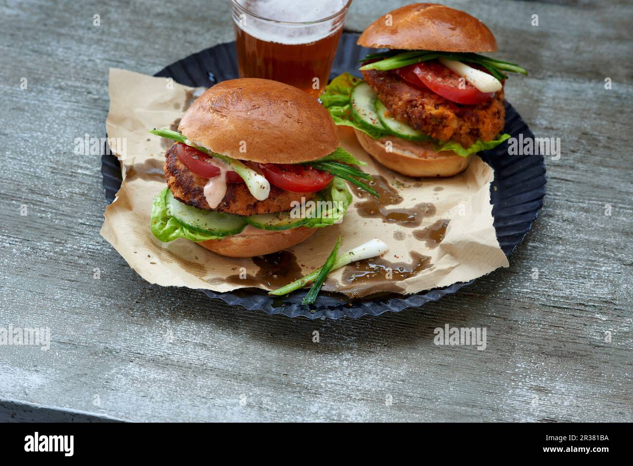 Hamburger vegetariani di patate con un bicchiere di birra Foto Stock