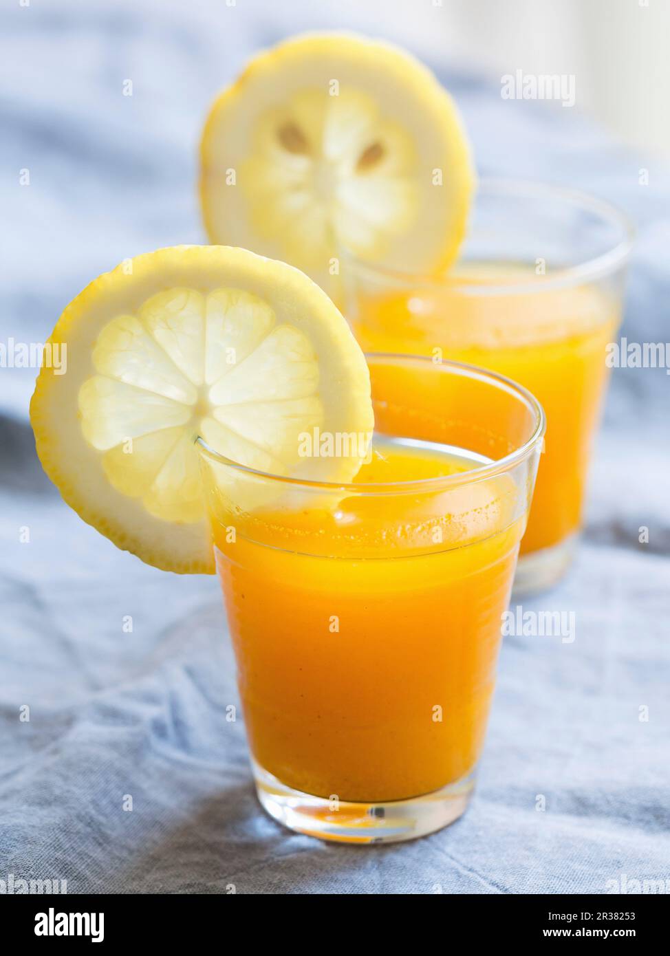 Shot di curcuma con zenzero e succo di limone Foto Stock