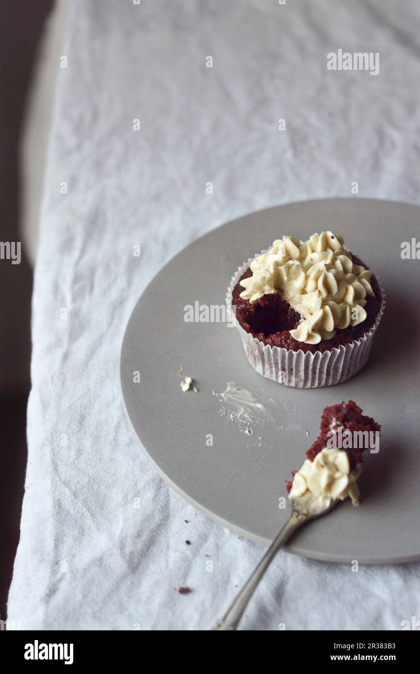 Un velluto rosso cupcake (vegane) Foto Stock