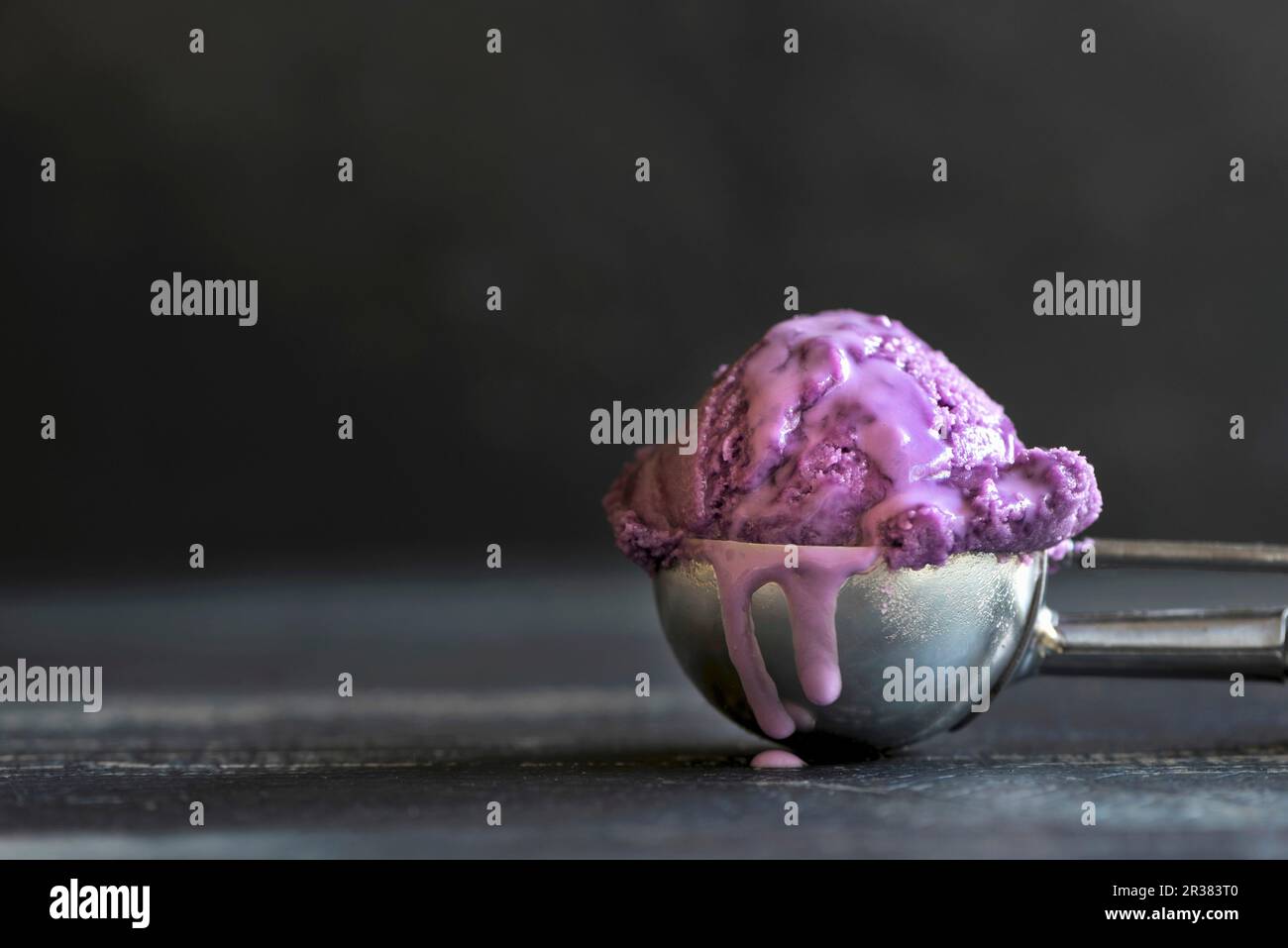 Un convogliatore di mirtillo il gelato in un gelato convogliatore Foto Stock