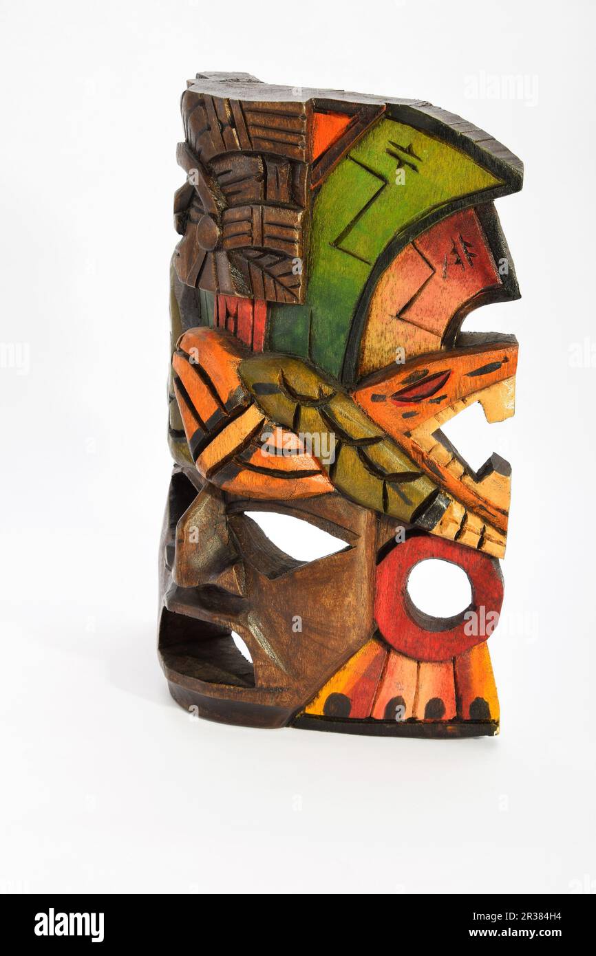 Indian Maya e Aztechi maschera in legno con anaconda e jaguar isolati su sfondo bianco Foto Stock