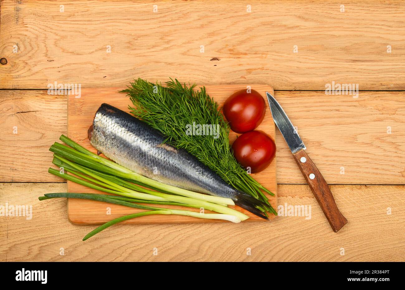 Aringa a doppio filetto con verdure sul tavolo di legno Foto Stock