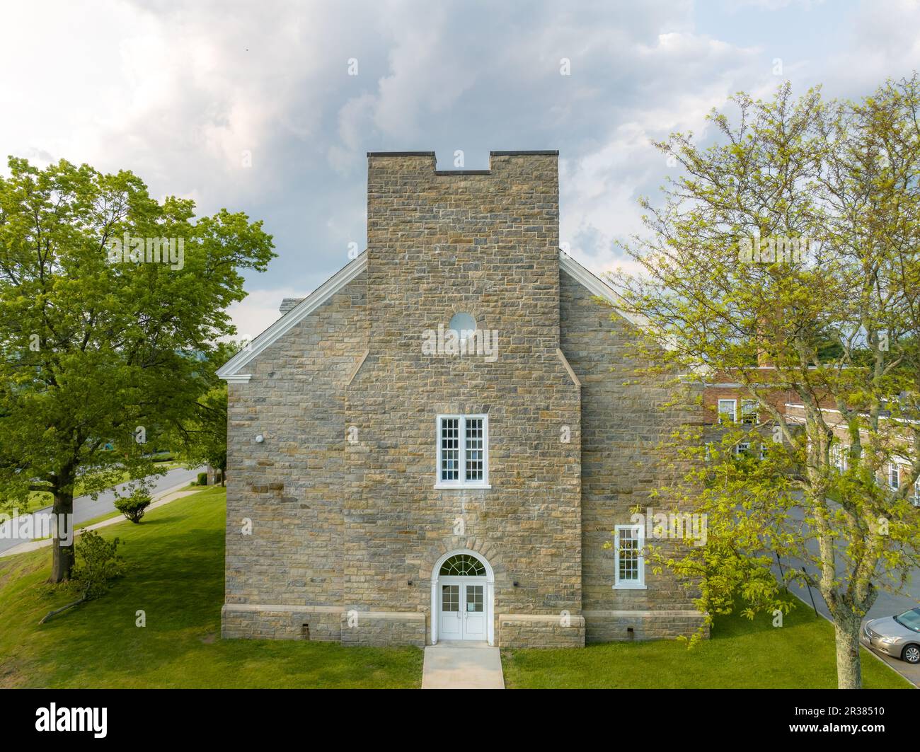 Muro esterno di un vecchio edificio in pietra con camino costruito. Foto Stock