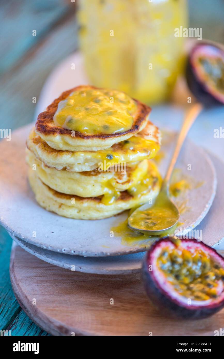 Frittelle con frutti di passione Foto Stock