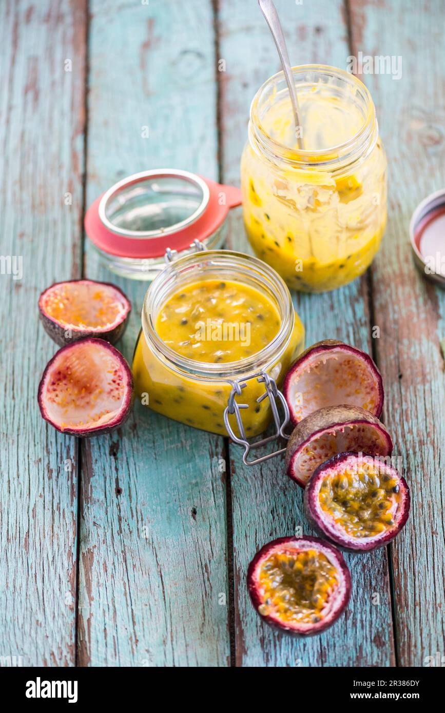 Frutto della passione diffuso in vasetti di vetro Foto Stock