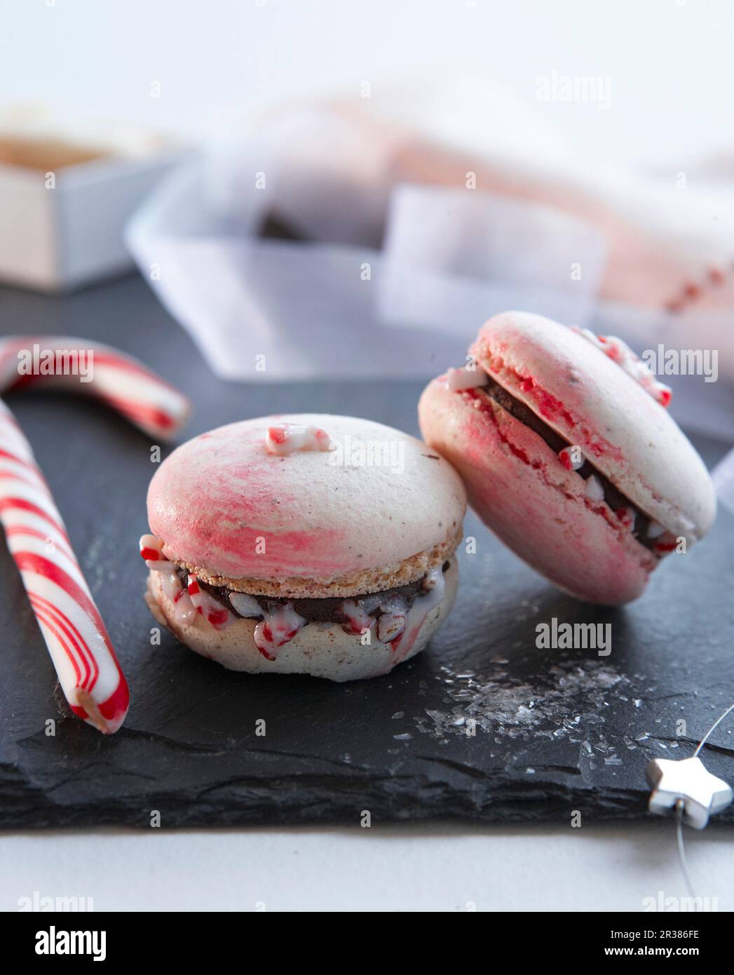 Amaretti rosa ripieni di cioccolato e caramelle (Natale) Foto Stock