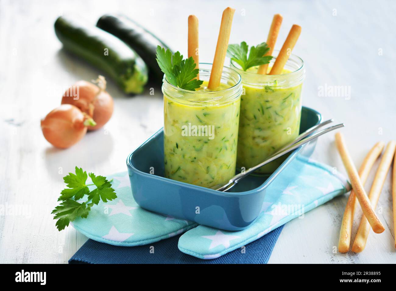 Zuccini in bicchieri con grissini Foto Stock