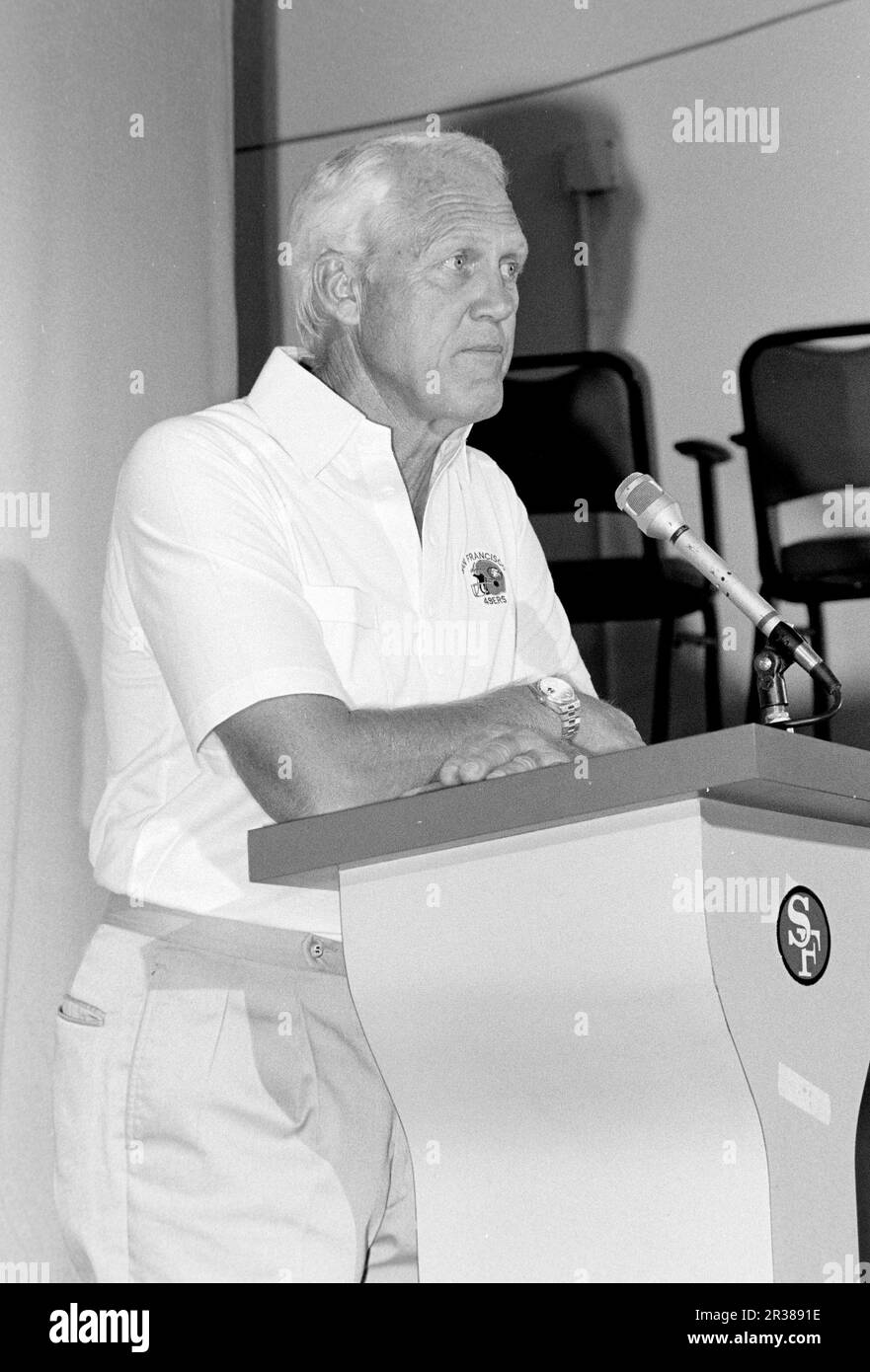 Bill Walsh, capo allenatore del San Francisco 49rs parla ai media durante una conferenza stampa nel 1987 a San Francisco, California. Credito: Ross Pelton/MediaPunch Foto Stock