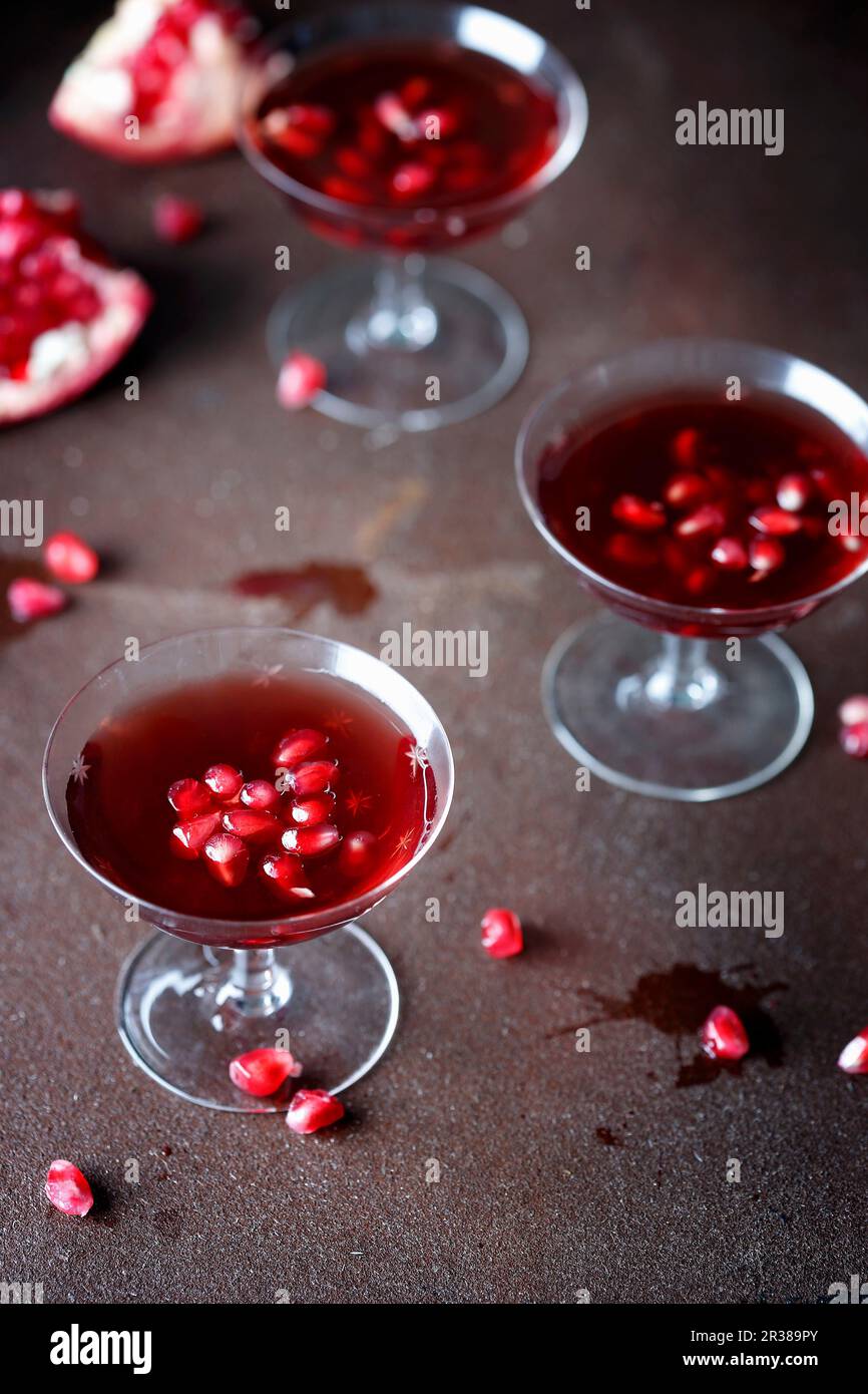 Liquore di melograno con semi di melograno in bicchieri da cocktail Foto Stock