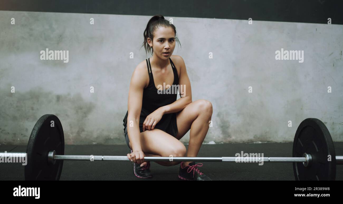 Fitness, sollevamento pesi e ritratto di una donna body builder in palestra per allenamento, esercizio fisico e allenamento intenso. Corpo forte, muscolo e donna Foto Stock