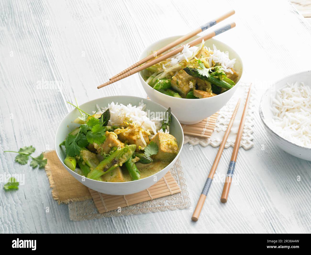 Curry giallo con tofu e asparagi verdi Foto Stock