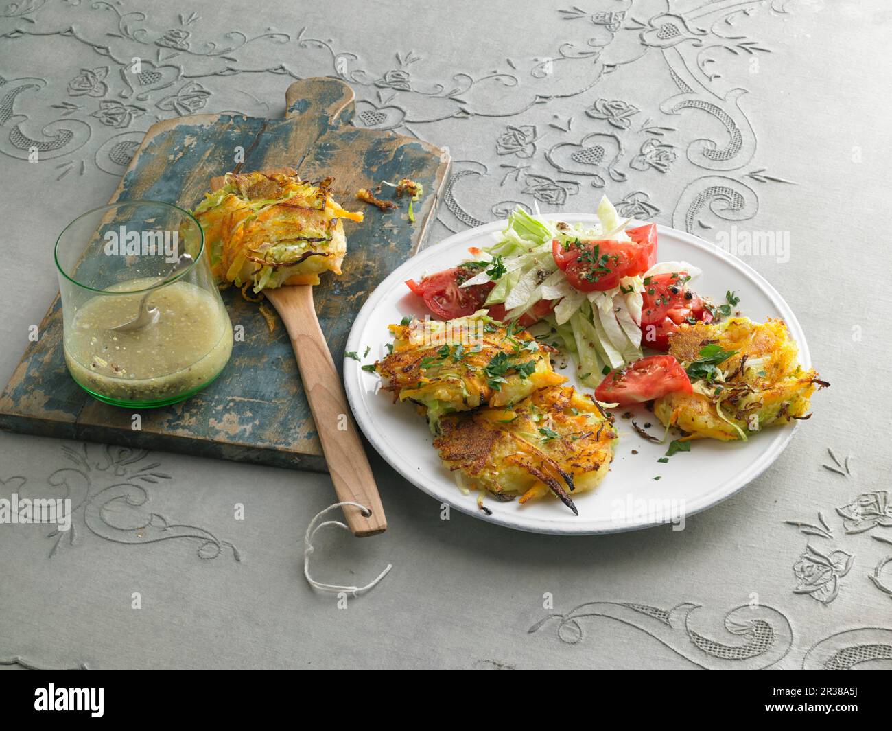 Patate e verdure con lattuga iceberg Foto Stock