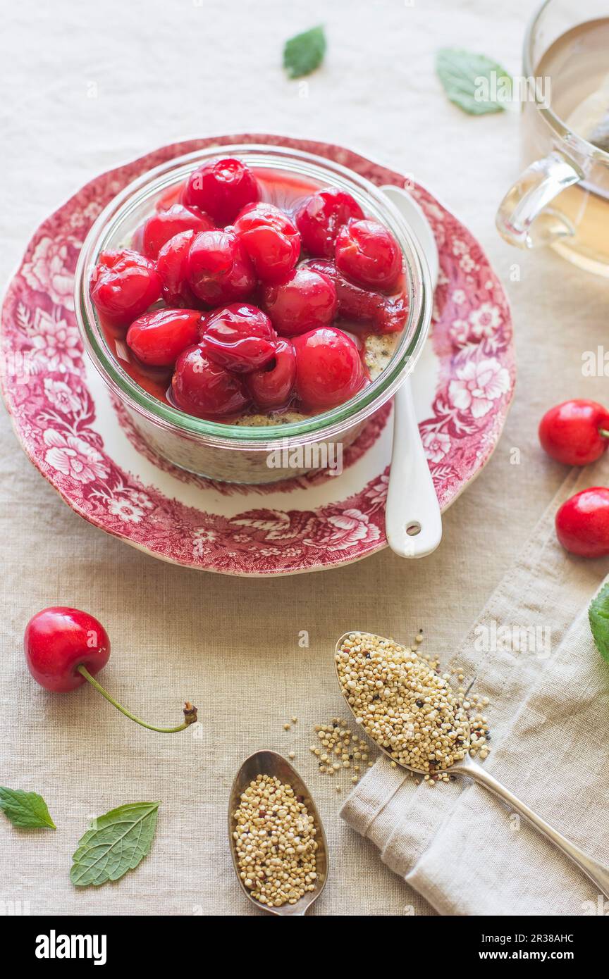 Porridge di quinoa con ciliegie Foto Stock