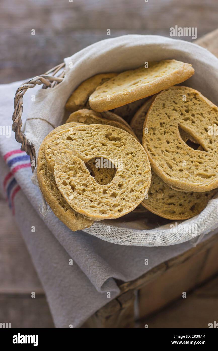 Friselle in un cestino di pane (Italia) Foto Stock