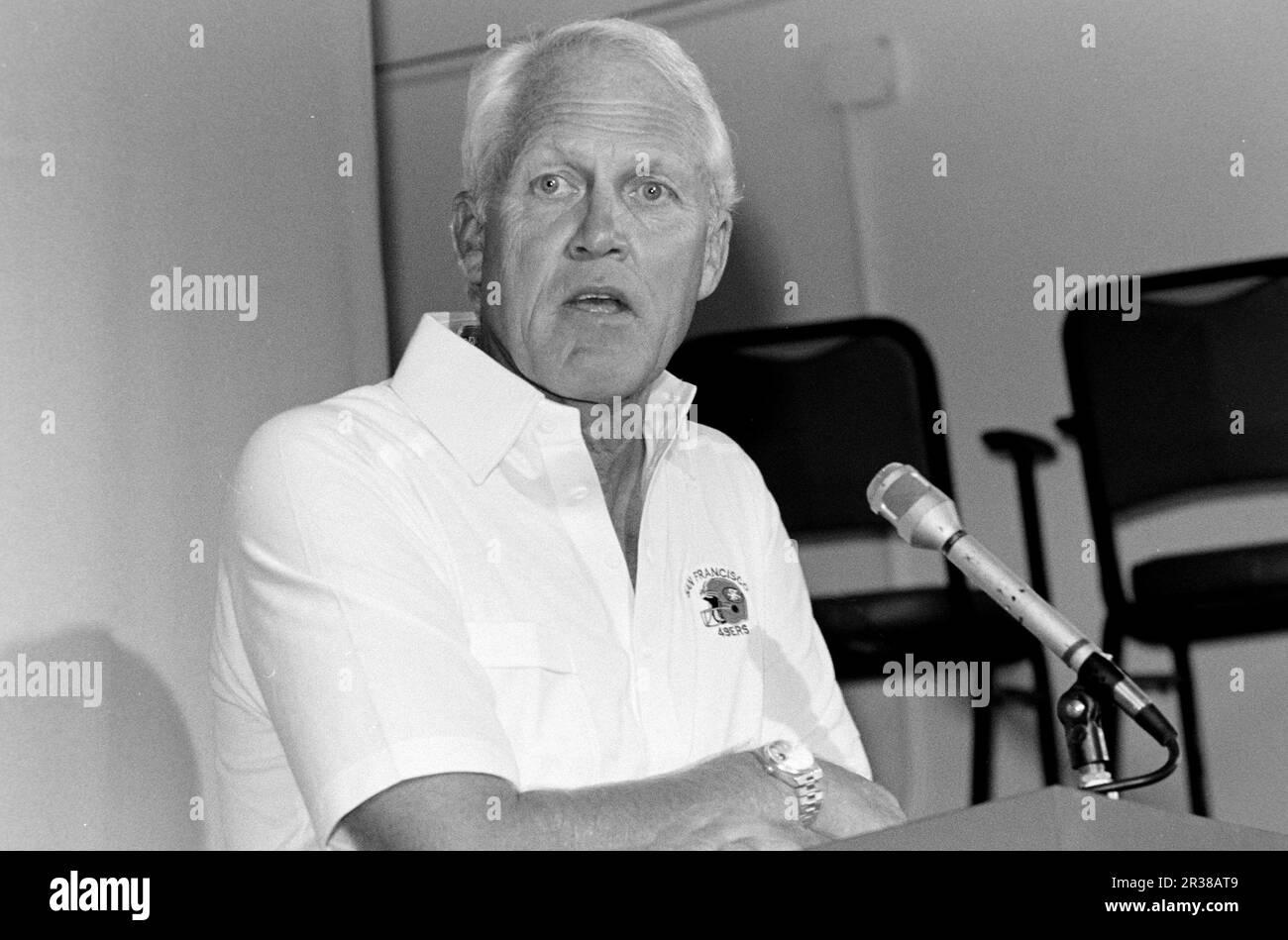 Bill Walsh, capo allenatore del San Francisco 49rs parla ai media durante una conferenza stampa nel 1987 a San Francisco, California. Credito: Ross Pelton/MediaPunch Foto Stock