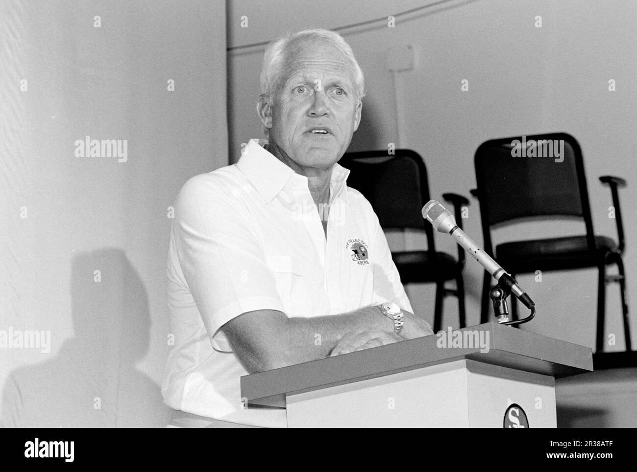 Bill Walsh, capo allenatore del San Francisco 49rs parla ai media durante una conferenza stampa nel 1987 a San Francisco, California. Credito: Ross Pelton/MediaPunch Foto Stock