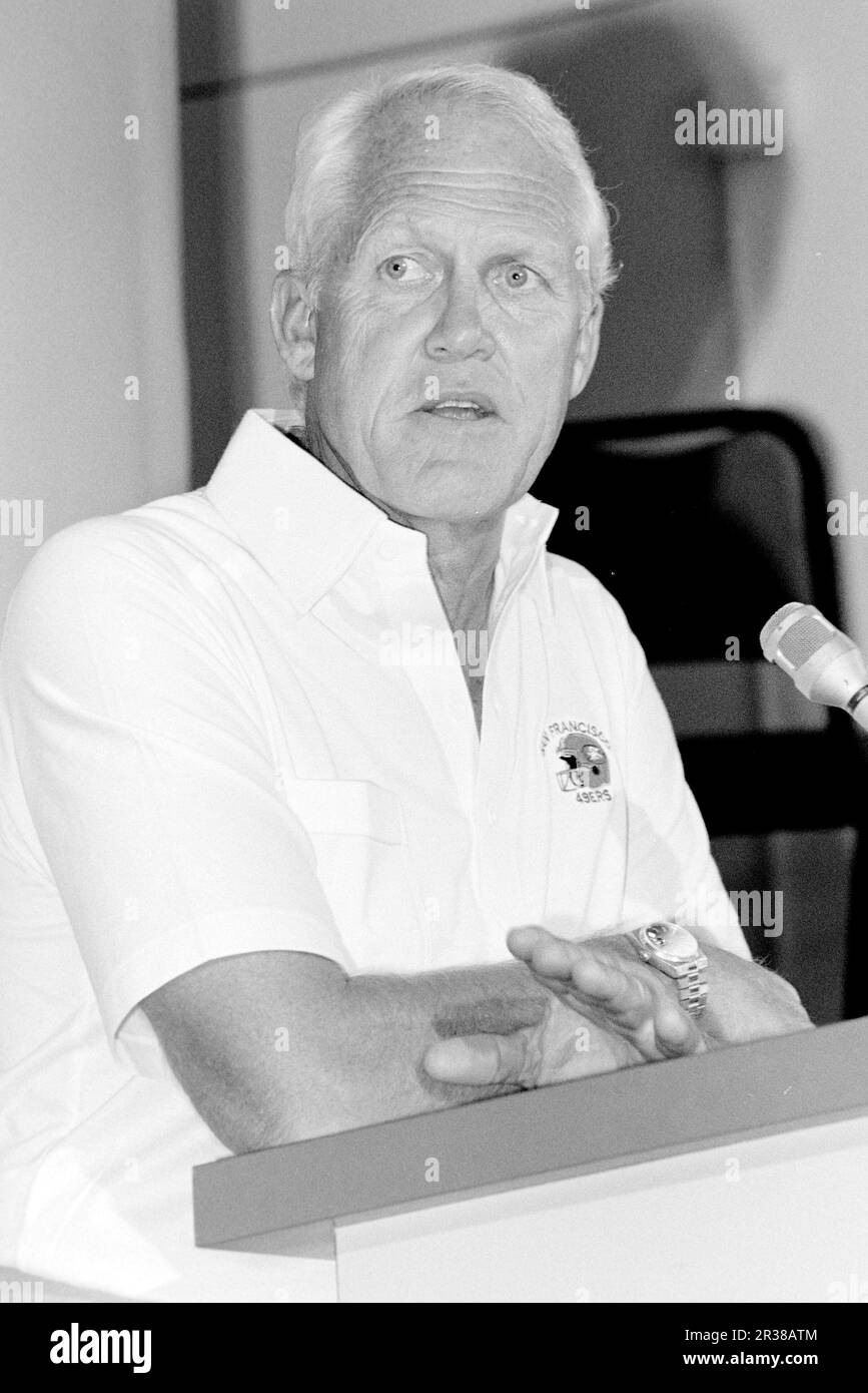 Bill Walsh, capo allenatore del San Francisco 49rs parla ai media durante una conferenza stampa nel 1987 a San Francisco, California. Credito: Ross Pelton/MediaPunch Foto Stock