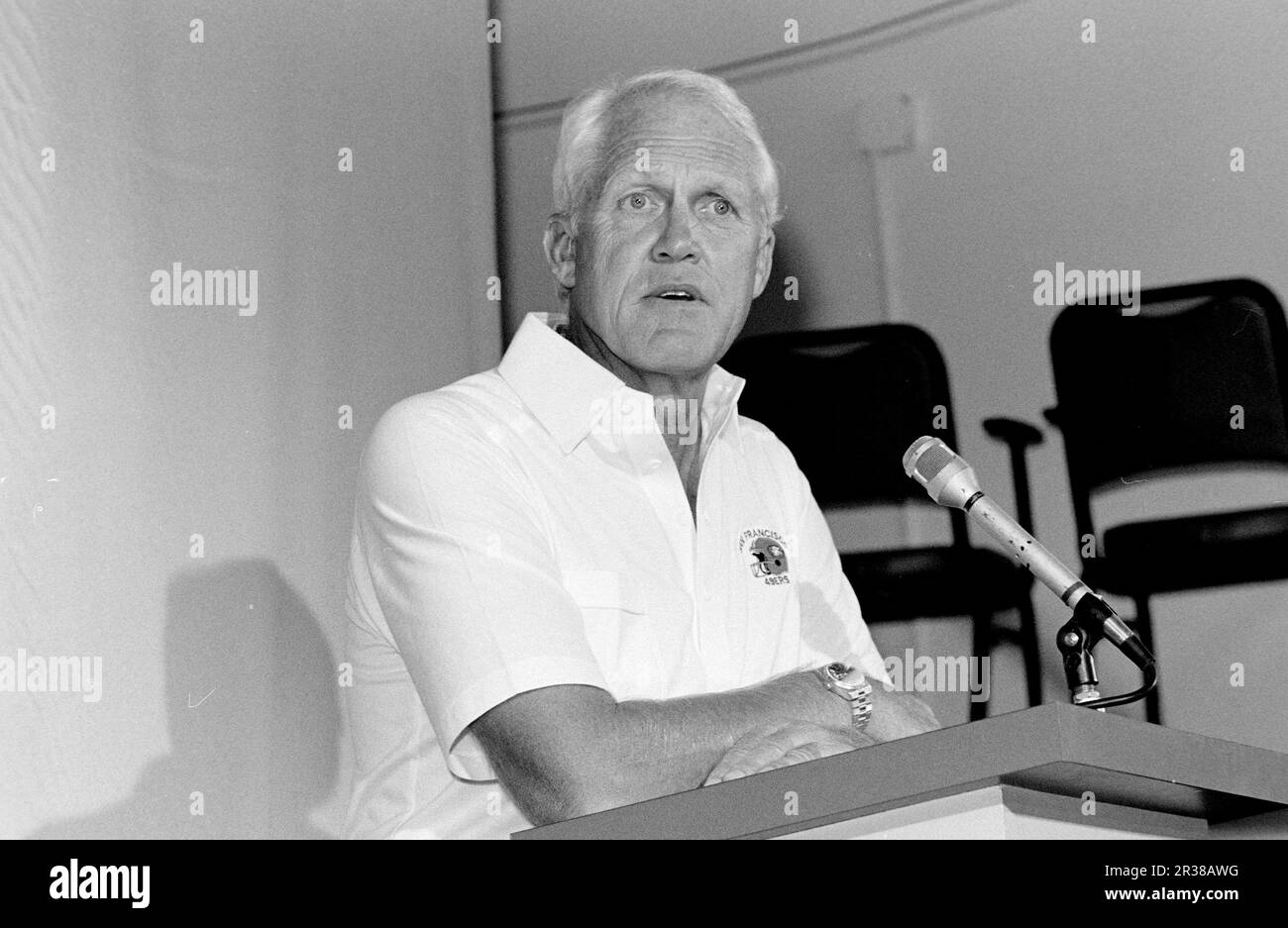 Bill Walsh, capo allenatore del San Francisco 49rs parla ai media durante una conferenza stampa nel 1987 a San Francisco, California. Credito: Ross Pelton/MediaPunch Foto Stock