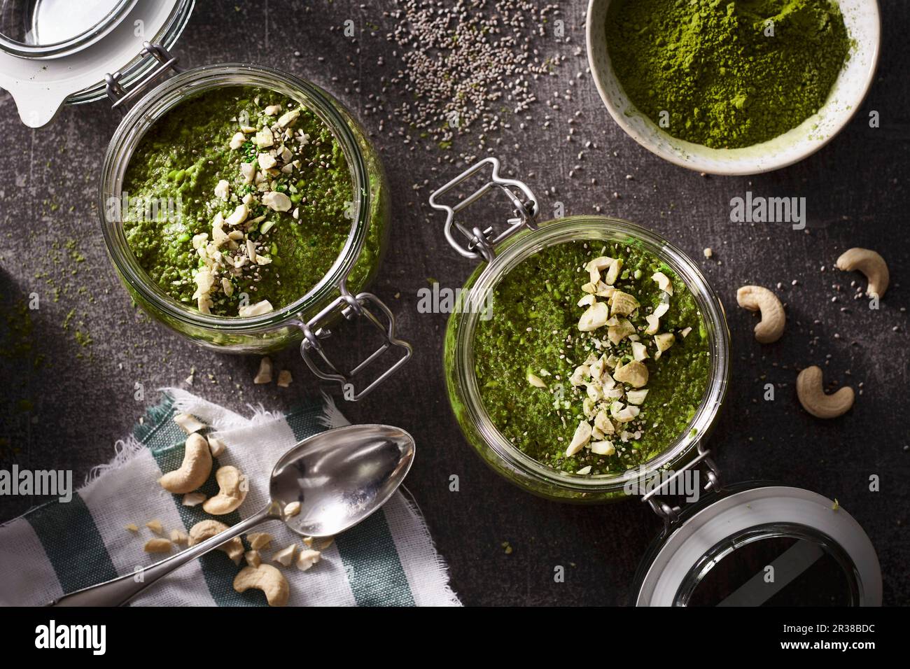 Chia budini con matcha e scacche Foto Stock