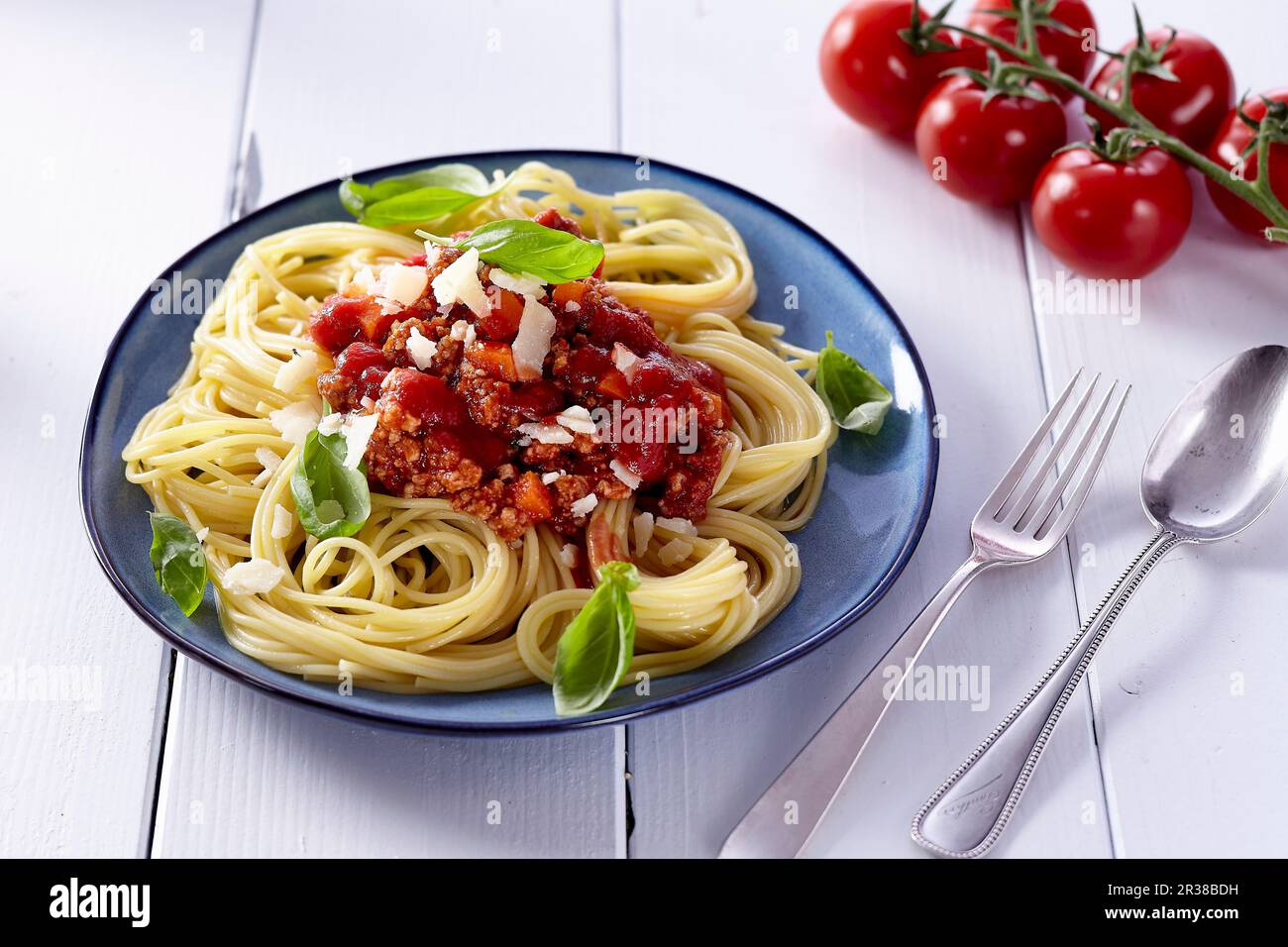 Spaghetti à la bolognese con basilico Foto Stock