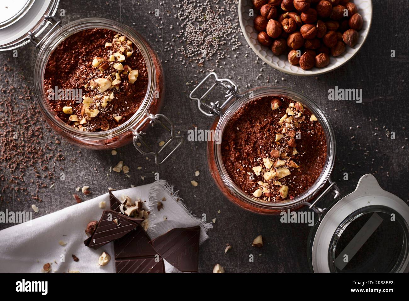 Budini di Chia con cioccolato e nocciole Foto Stock