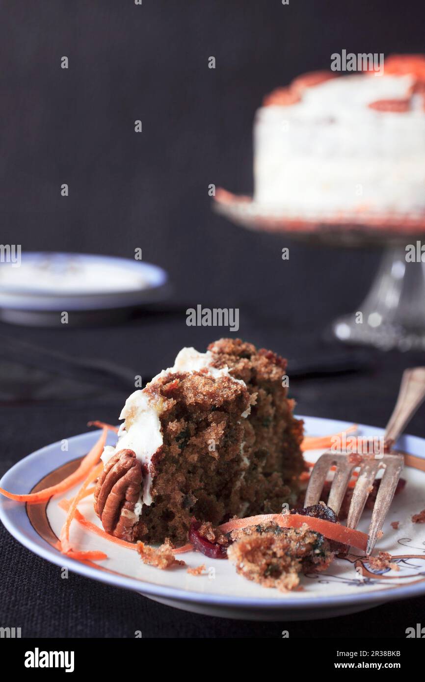 Un pezzo di torta di carota semivuito Foto Stock