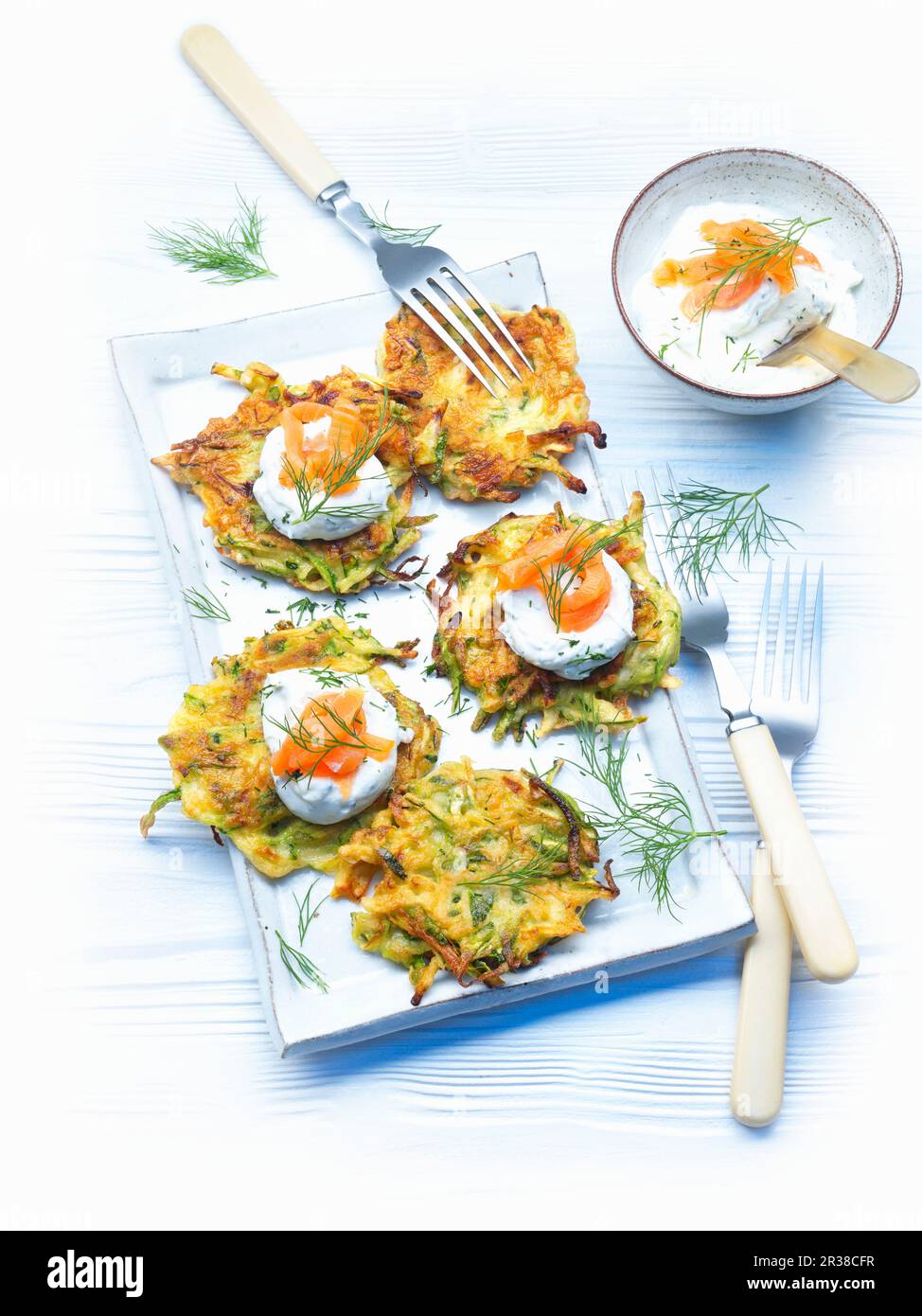 Frittelle di zucchine con farcitura di formaggio cremoso e salmone affumicato Foto Stock