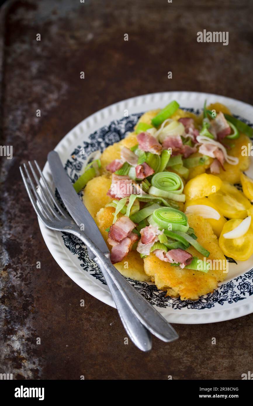 Purè di patate frittelle con pancetta e porro Foto Stock