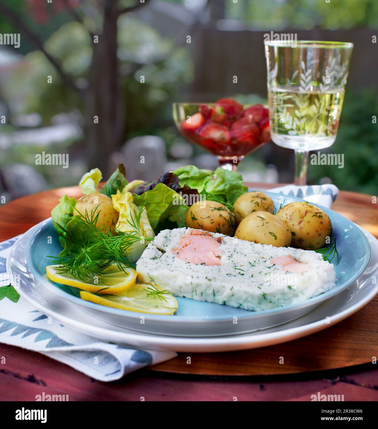 Terrina di pesce con patate e lattuga Foto Stock