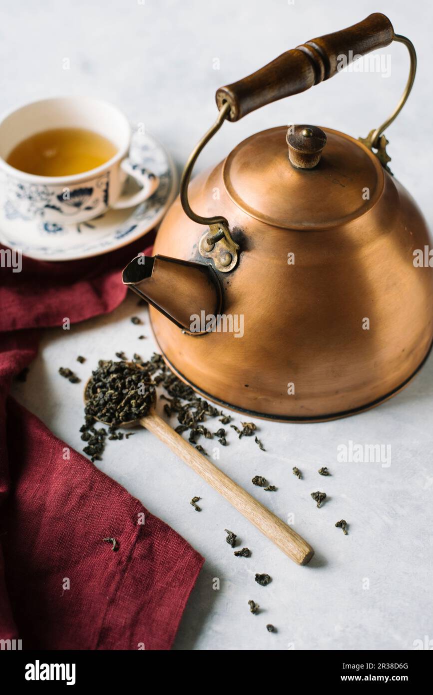 Tè verde in una pentola di rame e una tazza da tè Foto Stock