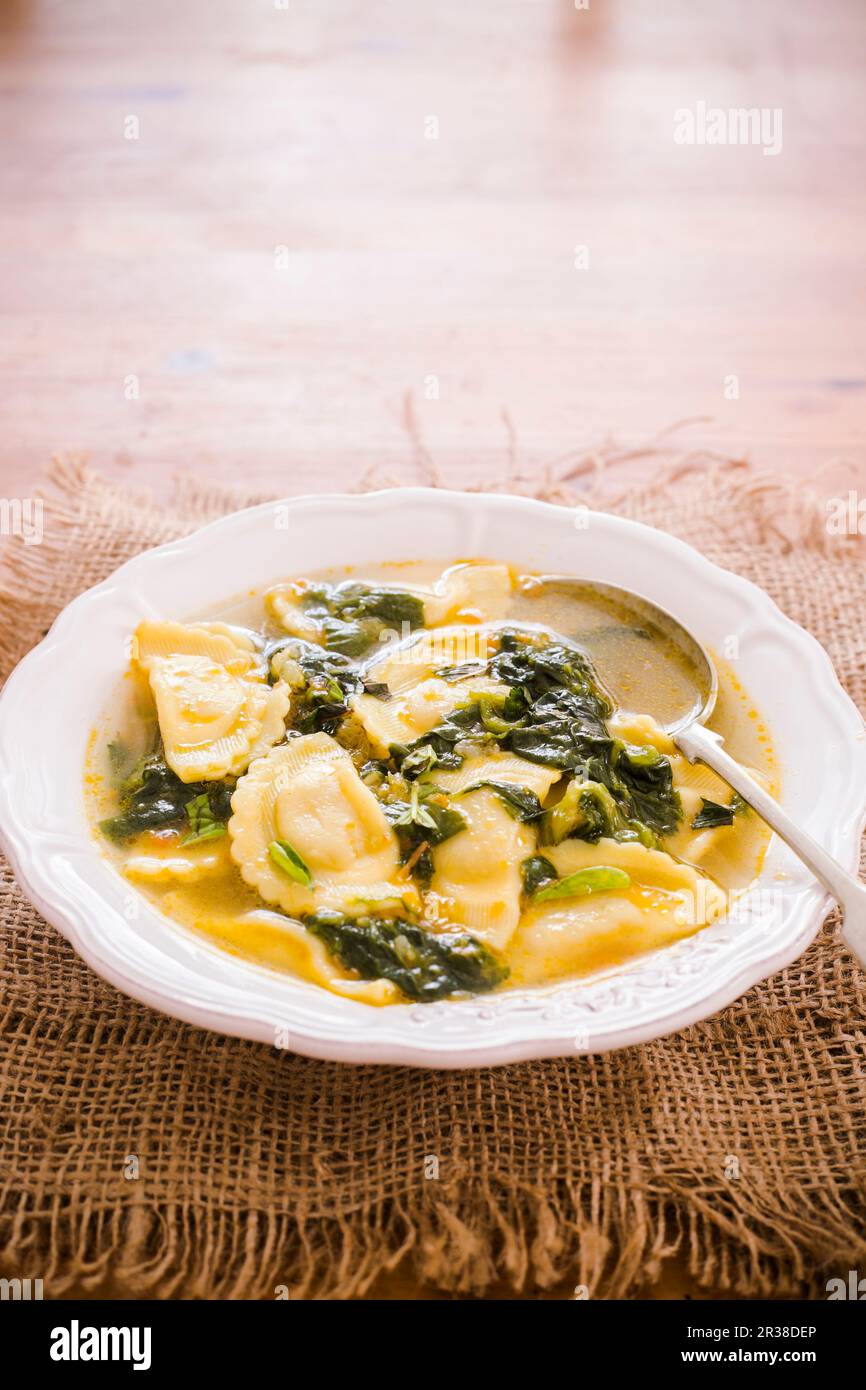 Zuppa di ravioli con spinaci Foto Stock